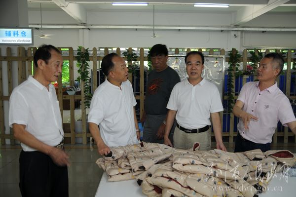王德友（左二）一行在广东省百如森羽绒制品有限公司参观考察。.JPG
