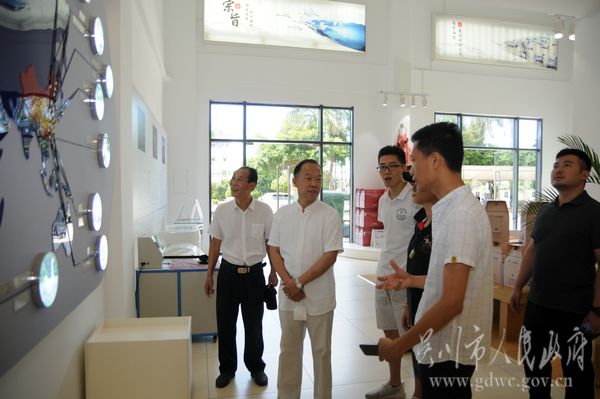 王德友（左二）一行在吴川嘉裕电商城参观考察。.JPG