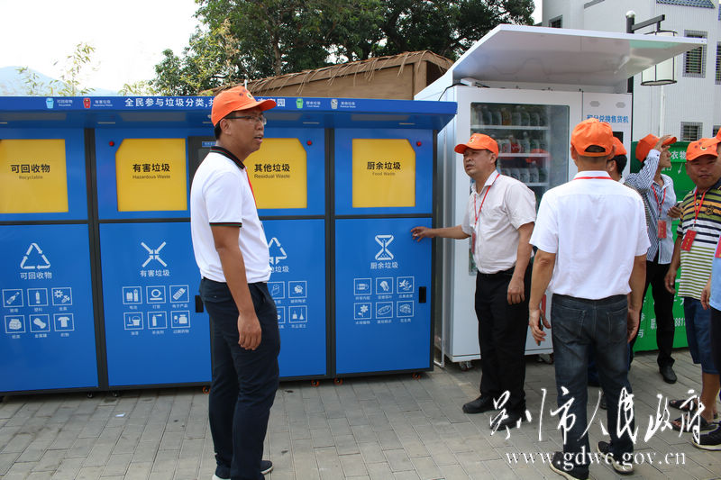 代表们在桥头村调研学习现场3.JPG
