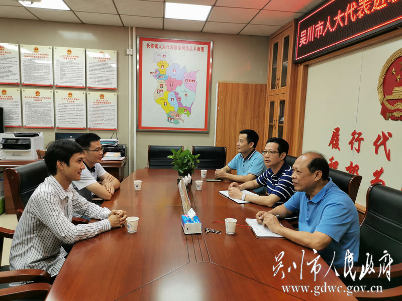 活动现场群众踊跃发言.jpg