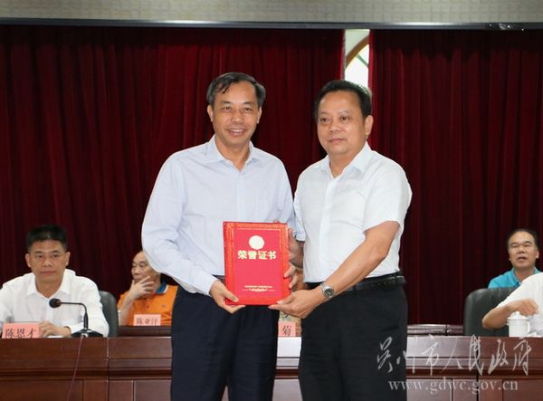9-副市长梁韧才（右）向珠海吴川商会颁发了荣誉证书IMG_2946.jpg