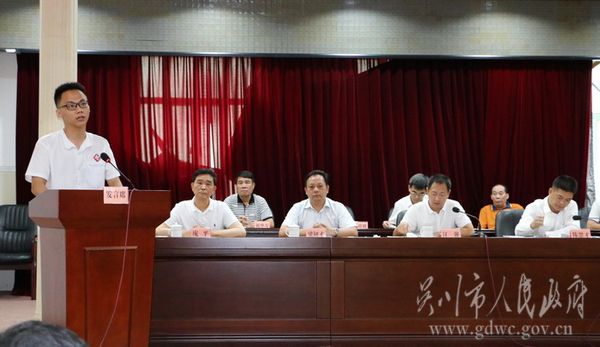 7-今年考上北京大学的受资助学子梁宇健在会上发言IMG_2940.jpg