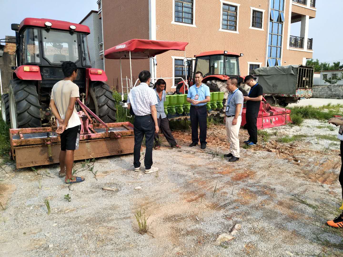 湛江市农业农村局到我市督导农机道路交通安全整治专项行动工作 (2).jpg