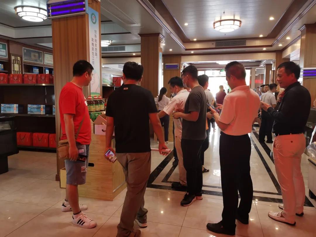 我市举办湛江市扶贫产品合作经销和品牌推广单位授牌仪式 (9).jpg