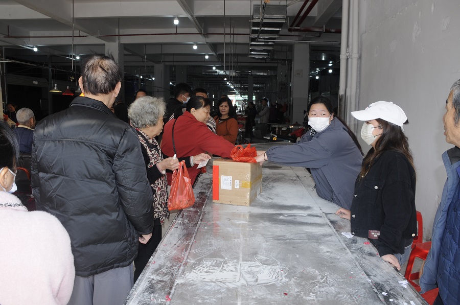 购物后的市民参加抽奖。.JPG