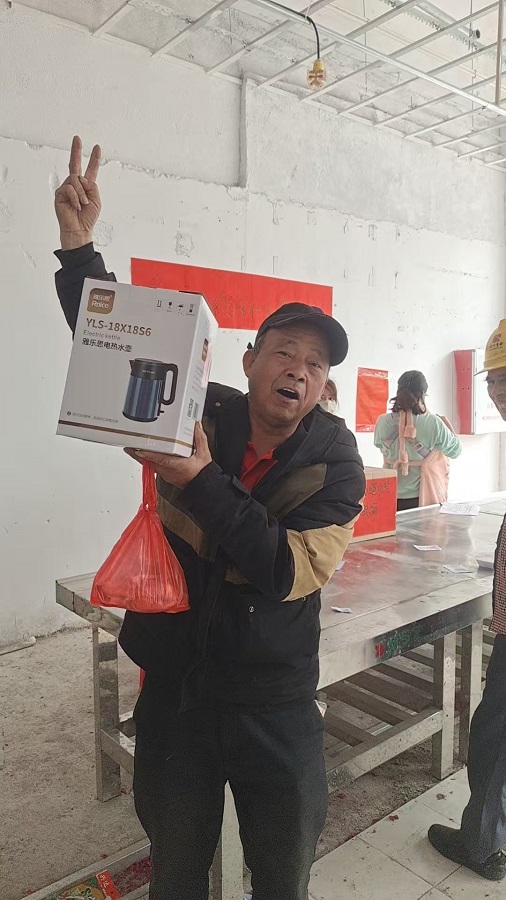 市民拿到中奖物品笑逐颜开。.jpg
