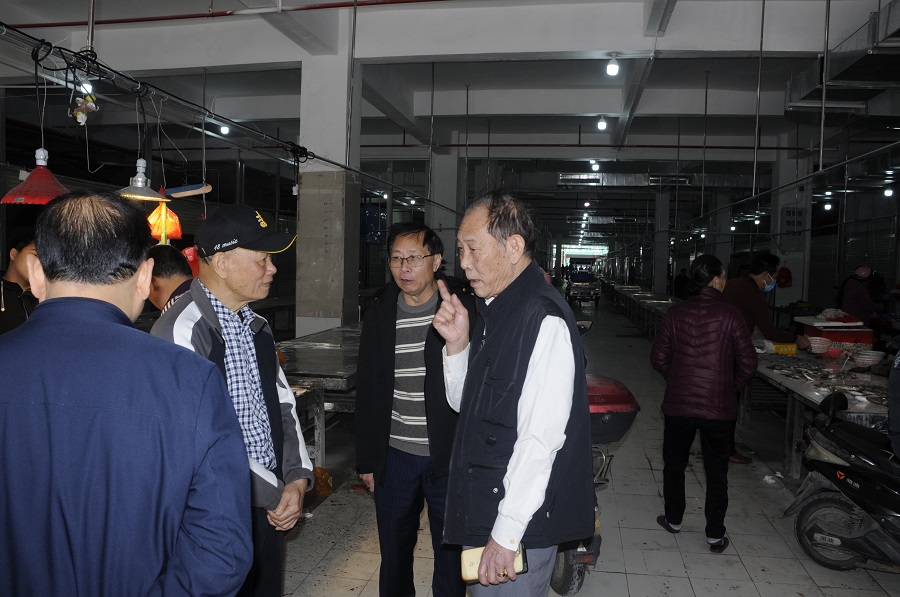 湛江市原副市长、吴川市委原书记、原副市长肖里华（左二）到现场指导。.JPG