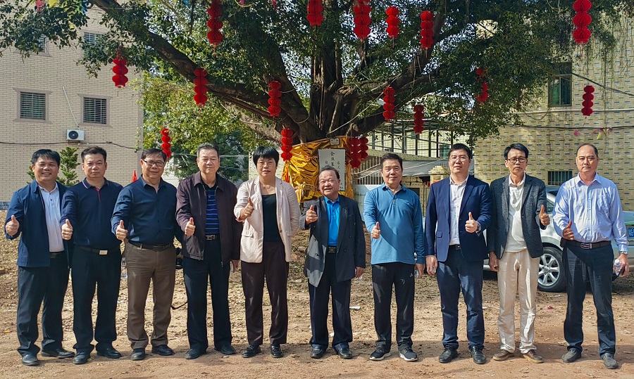 2-吴川市关工委主任吴卫国（左六）、常务副主任招励（左七）、梁成（左四）、孙宁（左三）等与覃巴镇委书记龙辅中（左五）及镇村干部一起在米历村调研。.jpg
