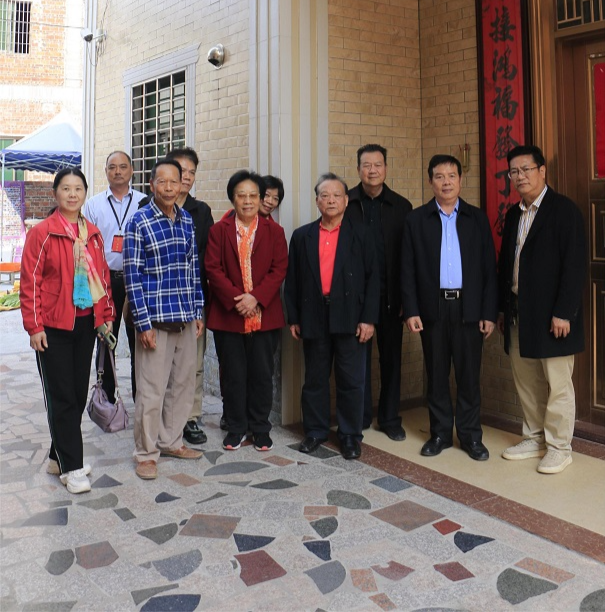 1-湛江市关工委主任刘菊（前左三）和吴川市关工委主任吴卫国（前左四）以及覃巴镇人大主席龙志强（右一）等在梁文锋家门前留影。（孙宁摄影）_MG_0403.JPG