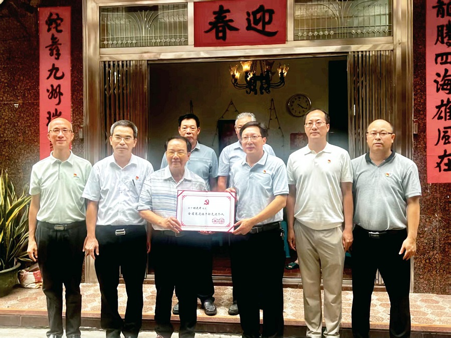 1-湛江市委老干部局副局长吴国辉（前右三），吴川市委组织部副部长、老干部局局长杨志伟（左二）以及黄坡镇党委书记魏华桂（右二）等到访林大中家，对他表示祝贺。.jpg