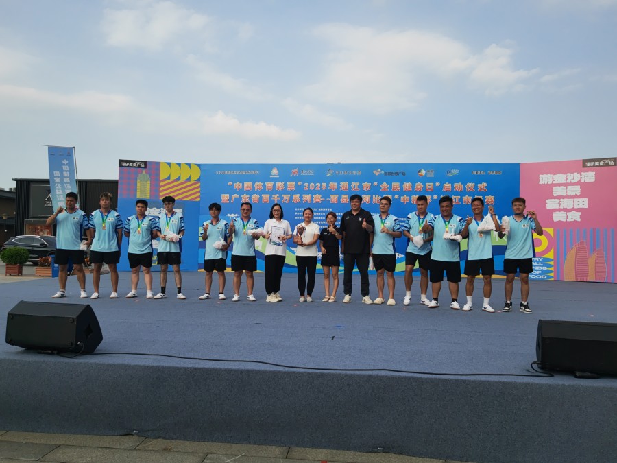 我市获得男子第三名。图为男子队在领奖台上。.jpg