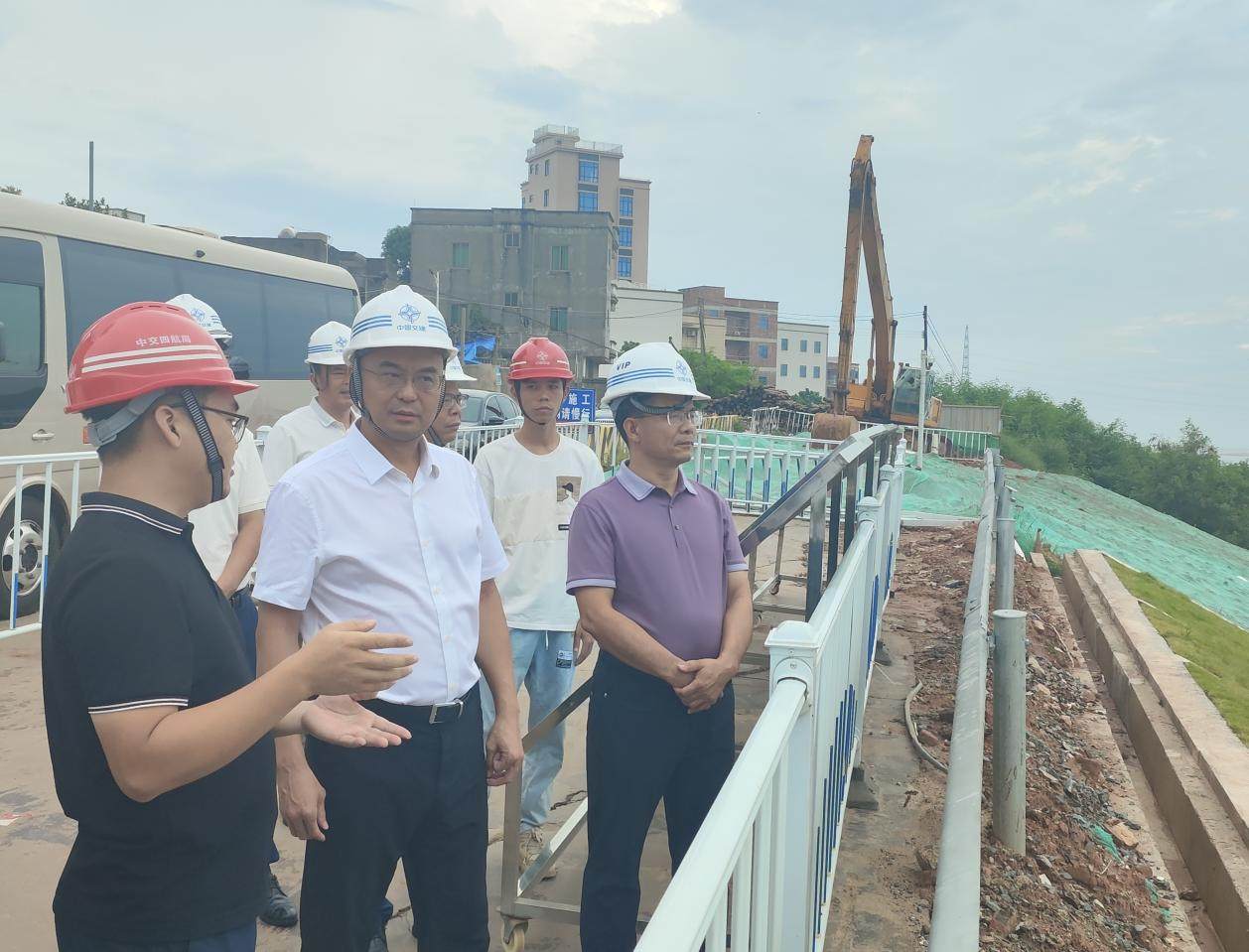 吴川市委书记庞晓冬率队督导台风“塔巴”防御工作
