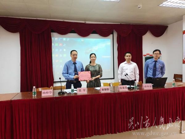 聘任法治副校长图片1.jpg