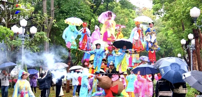 雨中非遗别样红 飘色巡游展风情