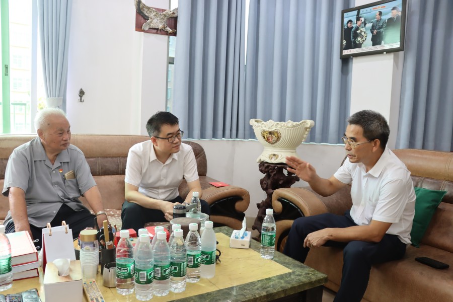 杨志伟现场汇报老干部工作.jpg