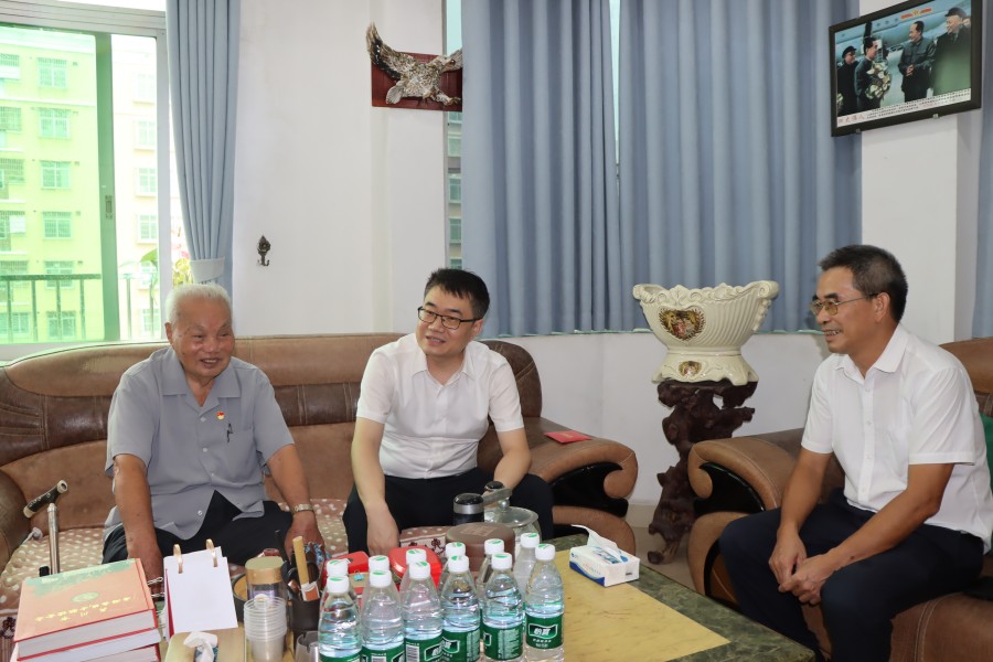 张江可、杨志伟慰问郑剑均.jpg