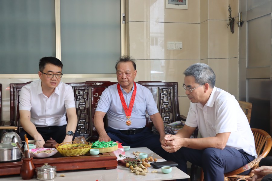 张江可充分肯定吴卫国退休后为关工事业作出的贡献.jpg