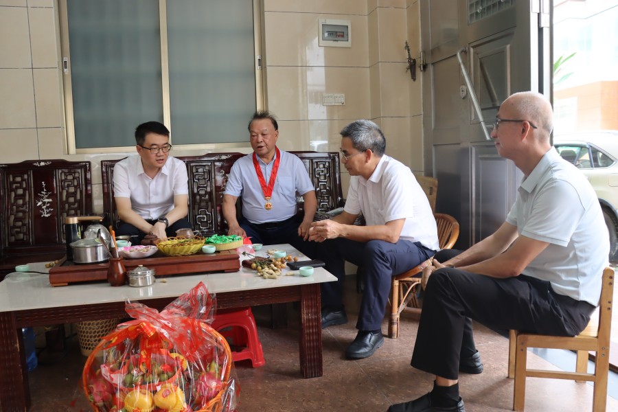 张江可带队慰问吴卫国.jpg