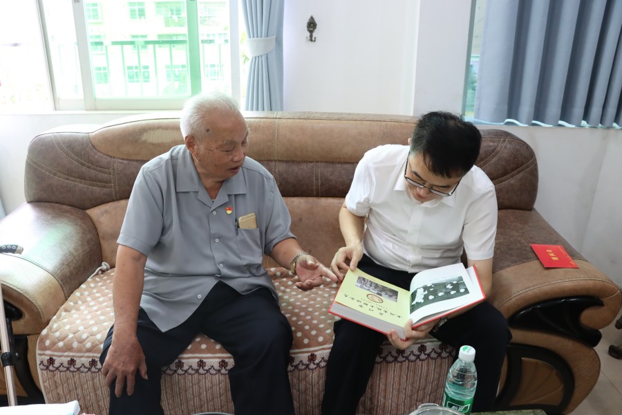 张江可翻看老党员们撰写的回忆录.jpg