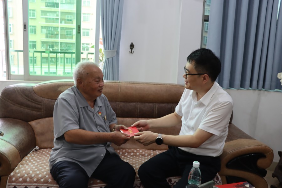 张江可为郑剑均送上节日慰问金.jpg