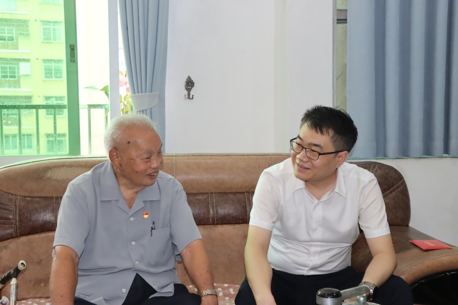 张江可细心倾听郑剑均离休前的工作经历故事.jpg