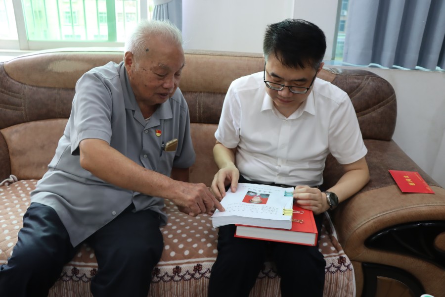 郑剑均为张江可介绍回忆录内容和先进人物.jpg