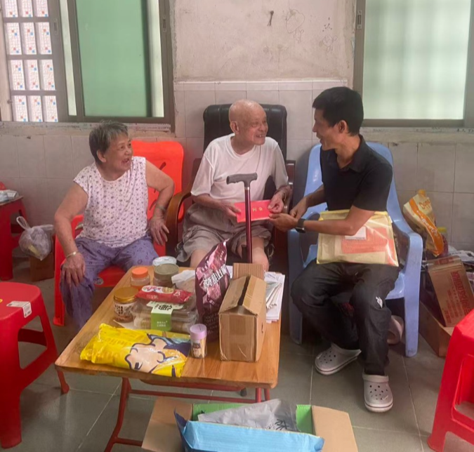 市委老干部局慰问老党员干部华春桂.jpg