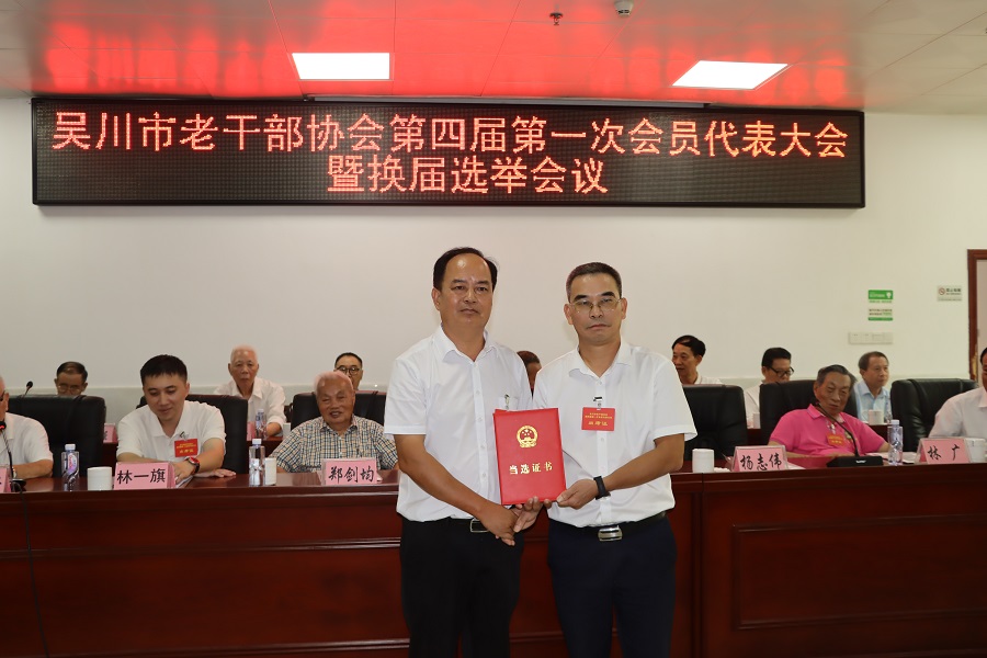杨志伟为庞观保颁发当选证书.JPG
