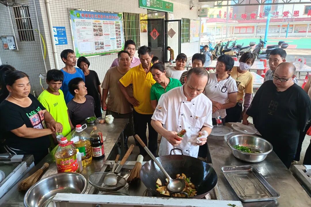 老师教得细,大家学得认真(1).jpg