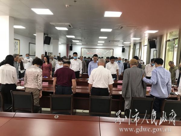与会人员向先烈默哀致敬.jpg