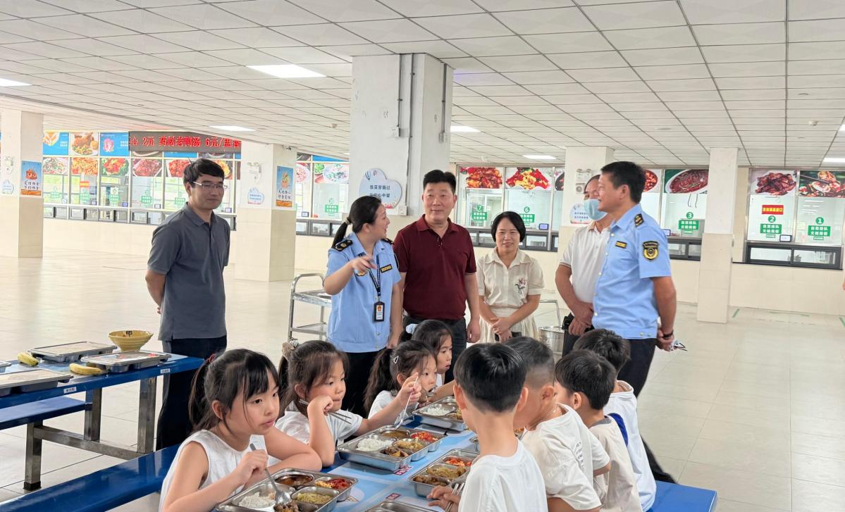 吴川市市场监督管理局护航秋季开学“第一餐”