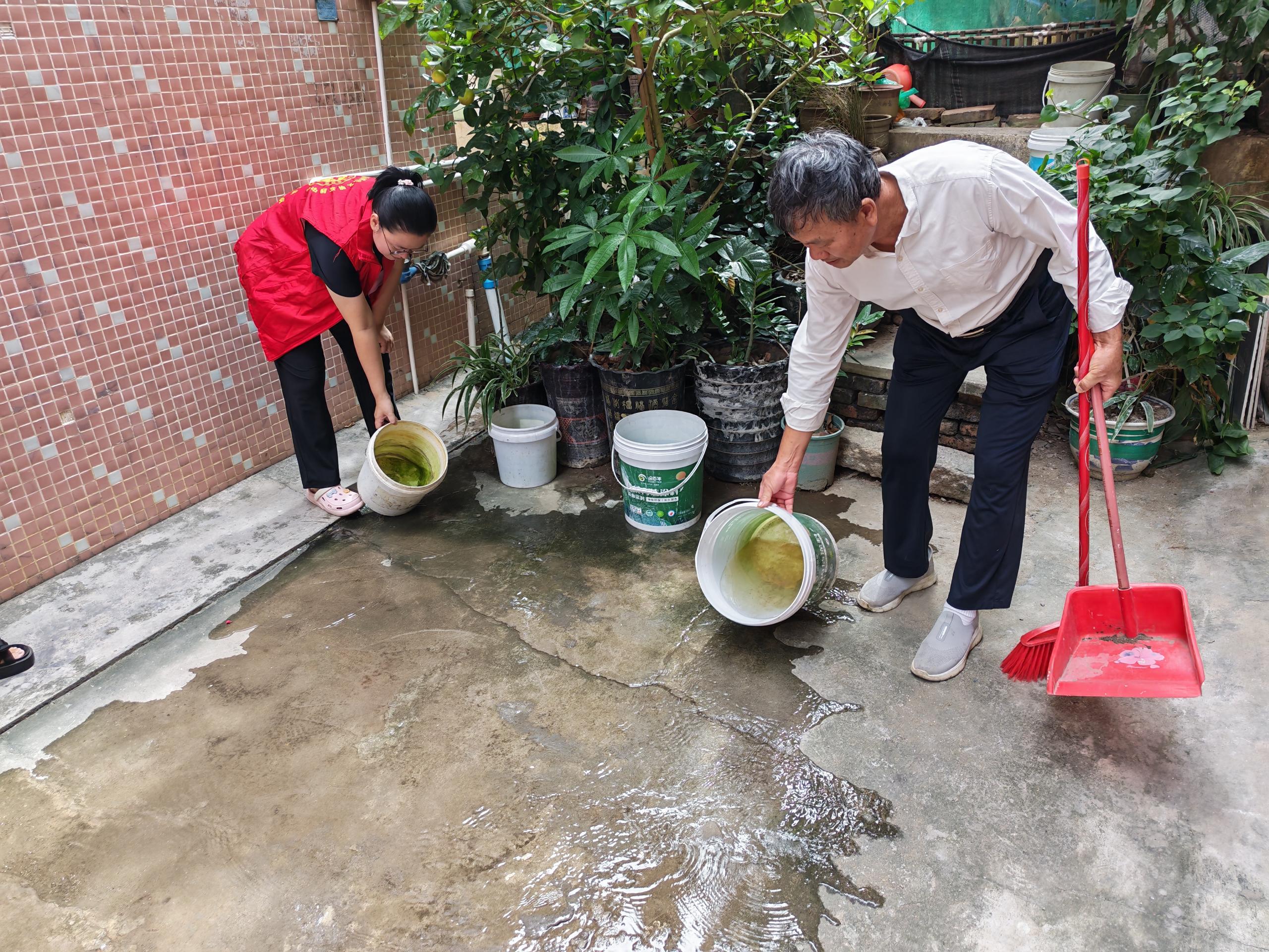 吴川市住房和城乡建设局干部职工参加“爱国卫生日”活动