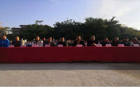 （党委委会何帝保、吴阳中心小学校长、全体师生）