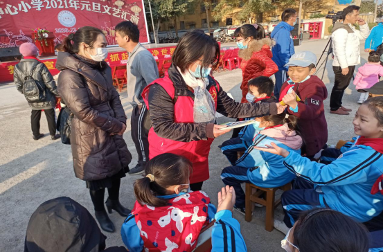 （志愿者发放扫黑除恶宣传手册）