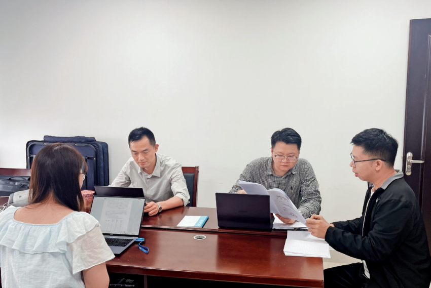 李鹏威(右二)向被审计单位了解政策执行情况 李鹏威(右二)向被审计单位了解政策执行情况