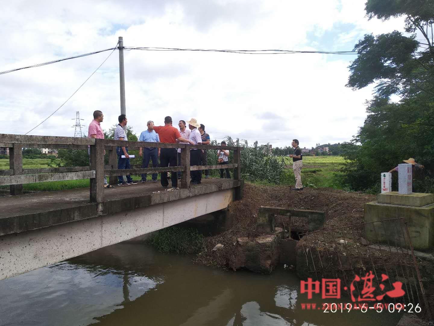 图片:调研组实地调研跨界河流问题
