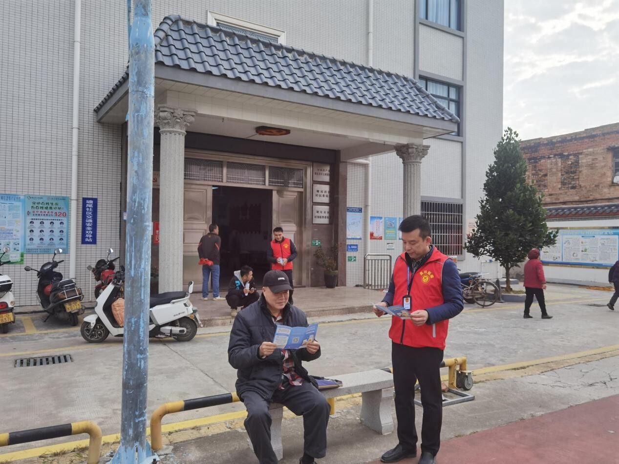 吴川市医疗保障局开展“弘扬诚信文化 共建社会信用”主题党日宣传活动